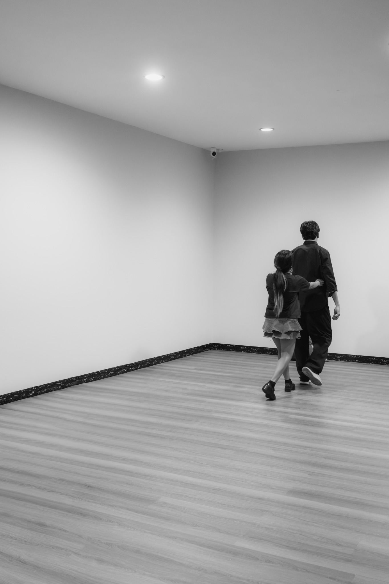Air dan Api berjalan bersama dalam hitam putih