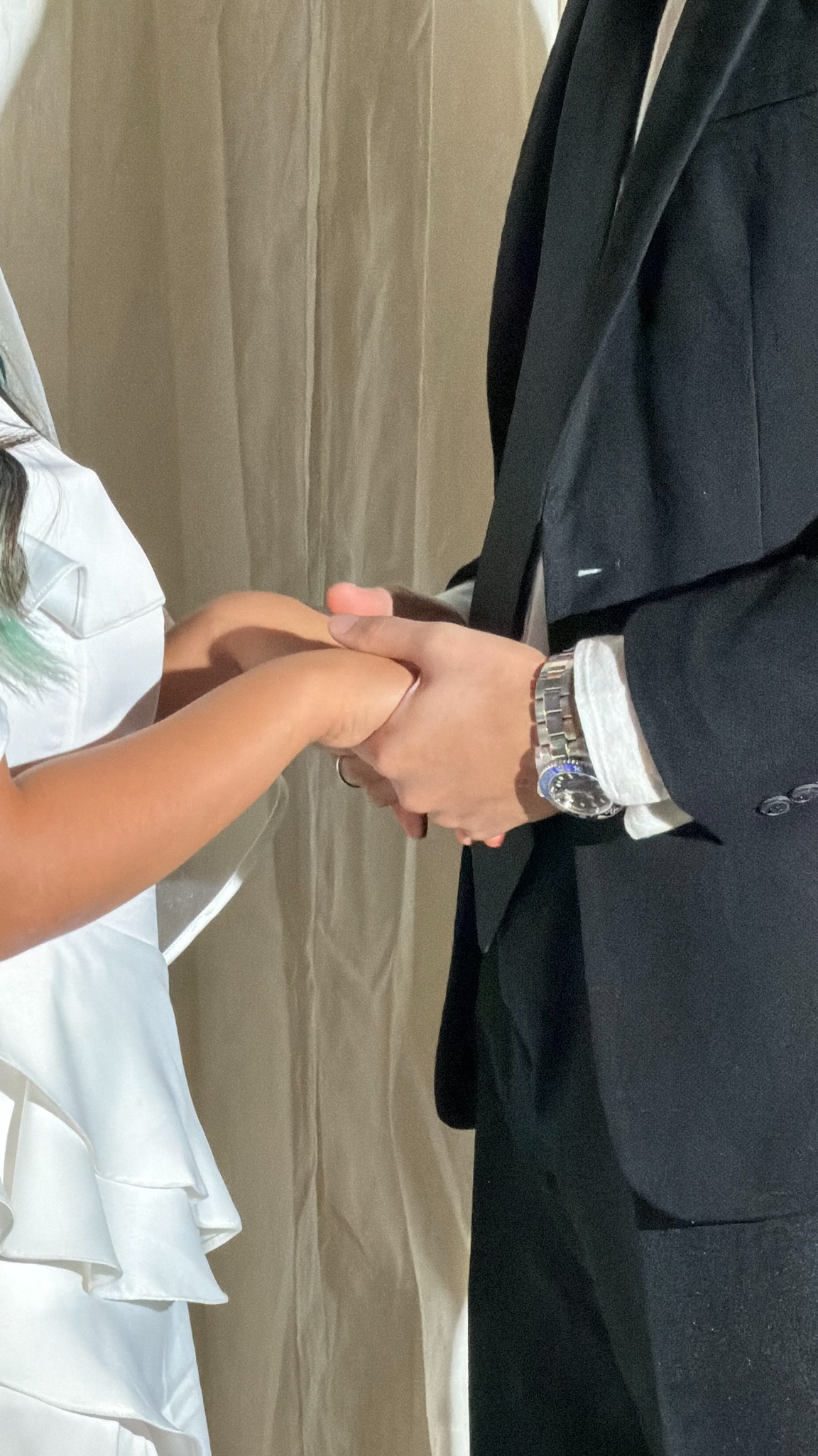 Air dan Api saling menggenggam tangan